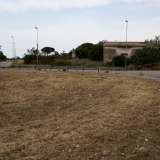 Arriviamo cos� a una seconda rotatoria che si trova in prossimit� dei parcheggi della curva sud e sulla quale si affaccia un casolare abbandonato all�interno del quale la sporcizia regna sovrana...